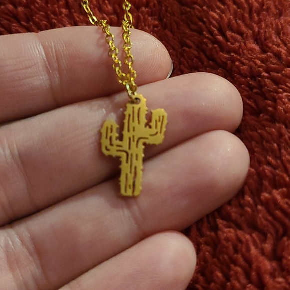 Cacti necklace not real gold, worn once. - Picture 2 of 4